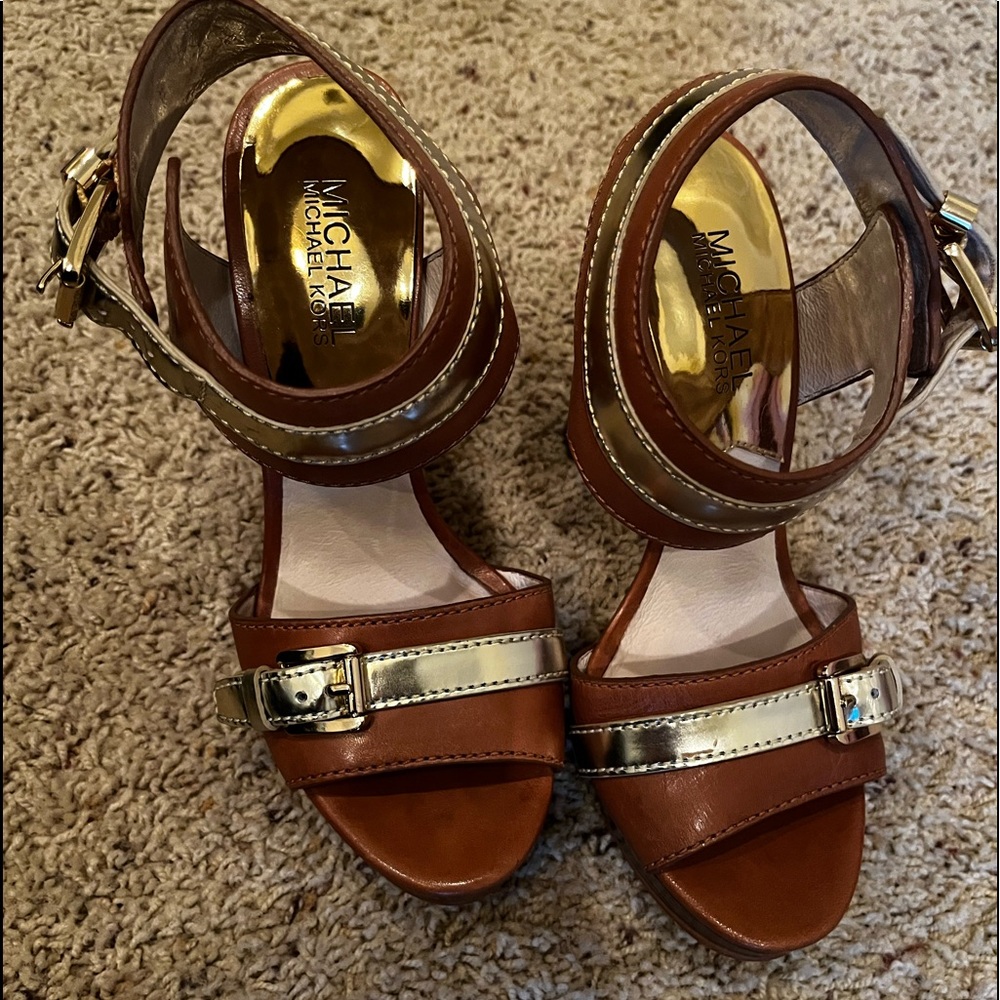 Beautiful! Michael Kors tan and gold platform heels. Size 6.